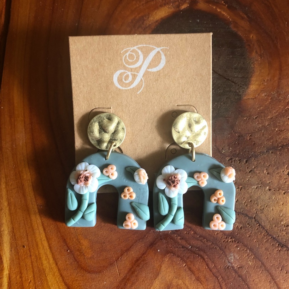 Plunder green floral clay earrings EUC